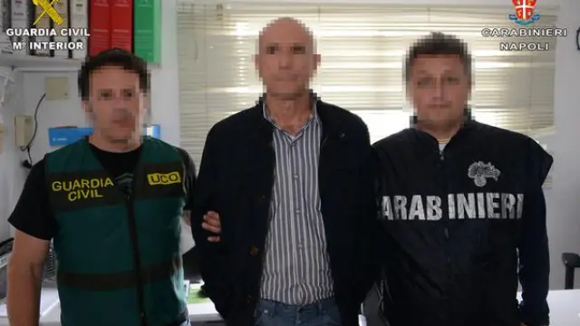 El detenido Lucio Morrone, con dos agentes