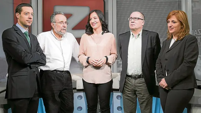 José Luis Bermejo, Pedro Arrojo, la moderadora Victoria Martínez, Ángel Garcés y Nuria Gayán, antes del debate.