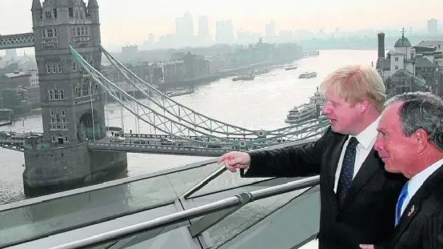 Boris Johnson, actual alcalde de Londres, y Michael Bloomberg, frente a la Torre de Londres.