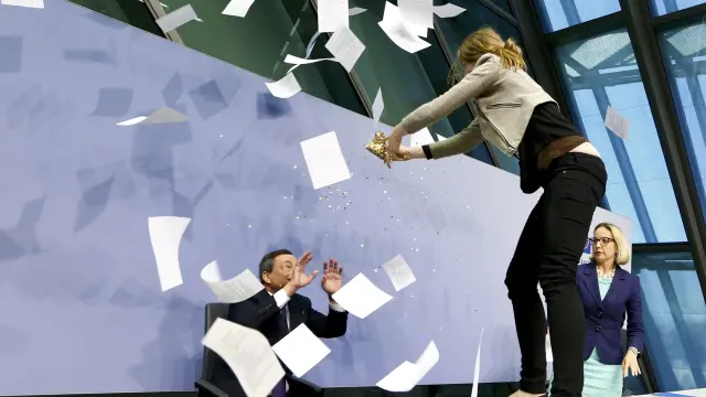 Draghi atacado con confeti.