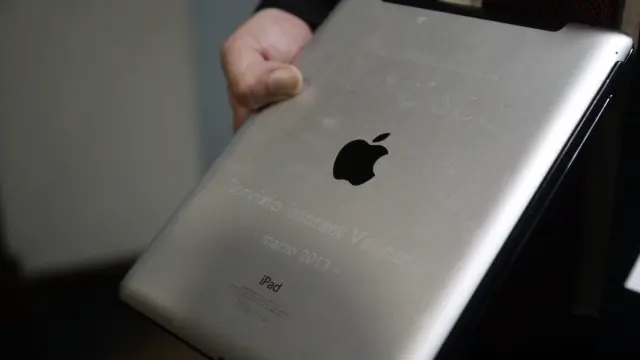 Una persona muestra el iPad utilizado por el papa Francisco.