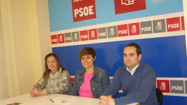 En el centro, la candidata del PSOE a la alcaldía de Tarazona, Leticia Soria.