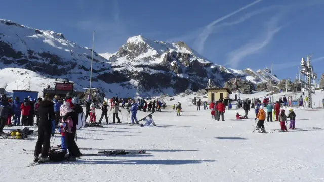 Un grupo de esquiadores, en la zona de Pista Grande de la estación de Candanchú.