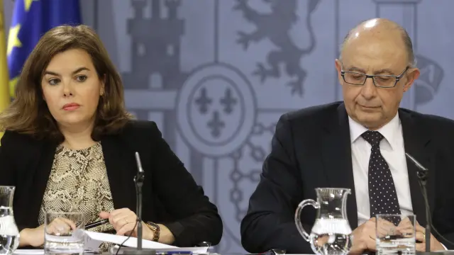 Soraya Saénz de Santamaría y Cristóbal Montoro tras el Consejo de Ministros