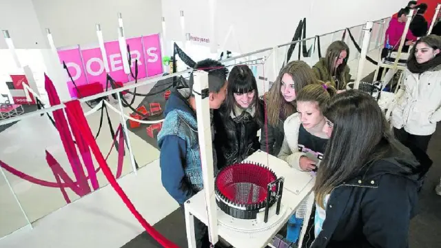 Un grupo de estudiantes del colegio Agustín Gericó, de Zaragoza, observa una de las tricotosas instaladas en Etopia.