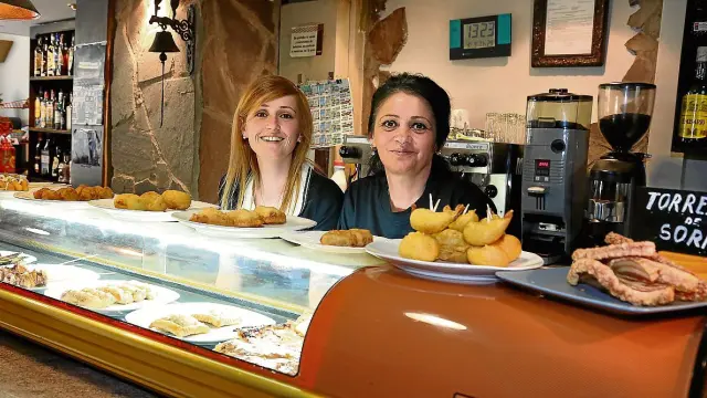 Ana Palenzuela y Soledad Espinosa, en la barra de Zoco.