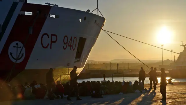 Inmigrantes en un puerto de Sicilia el pasado jueves