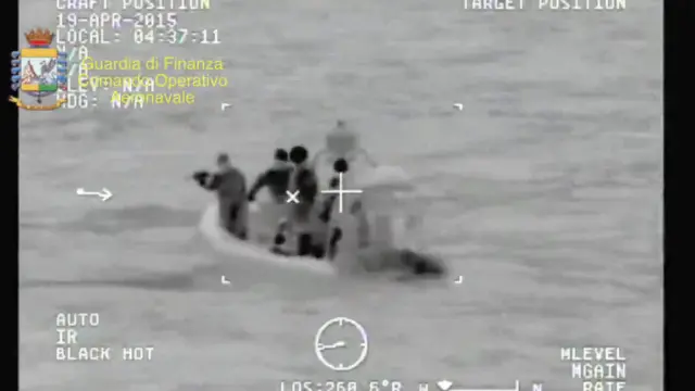 Uno de los supervivientes dice que había 950 personas a bordo del barco hundido