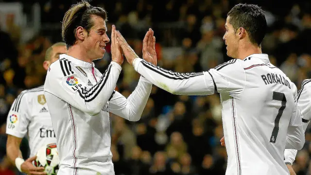 Bale izquierda y Cristiano Ronaldo celebran uno de los goles del galés ayer en el Santiago Bernabéu.
