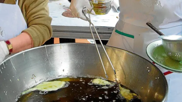 El buen estado del aceite de oliva es fundamental para hacer una fritura en condiciones.