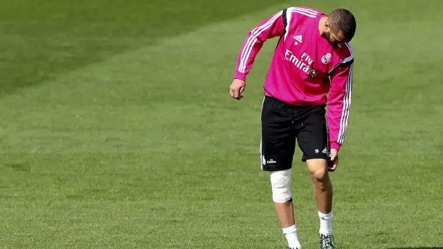 Benzema, con la rodilla vendada, durante un entrenamiento
