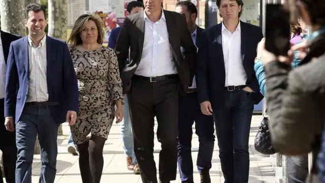 El secretario general del PSOE, Pedro Sánchez (2d), junto al candidato a la Junta, Luis Tudanca (i), el alcalde de Soria, Carlos Martínez (d), y la candidata a las Cortes, Esther Pérez (2i), por la calles de la capital.