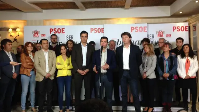 Luis Tudanca (c) junto a Carlos Martínez (d), Pedro Sánchez (i) y el resto de representantes del PSOE de Soria