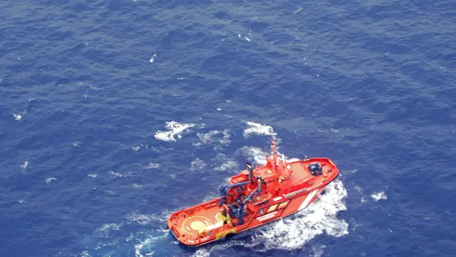 Salvamento Marítimo de una de las embarcaciones encargadas de la recogida del combustible.