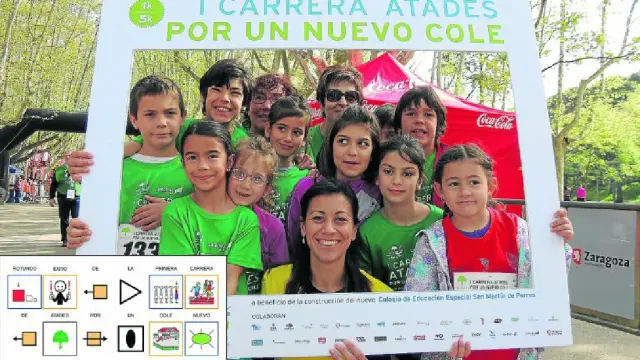 La atleta zaragozana Isabel Macías, en el centro, embajadora de la prueba, con un grupo de niños y madres, momentos antes del comienzo la carrera.