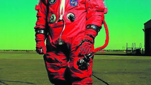 La fotógrana Annie Leibovitz inmortalizó a Eileen Collins, primera mujer piloto y comandan-te de un transbordador espacial en la obra 'Eileen Collins' (1999).