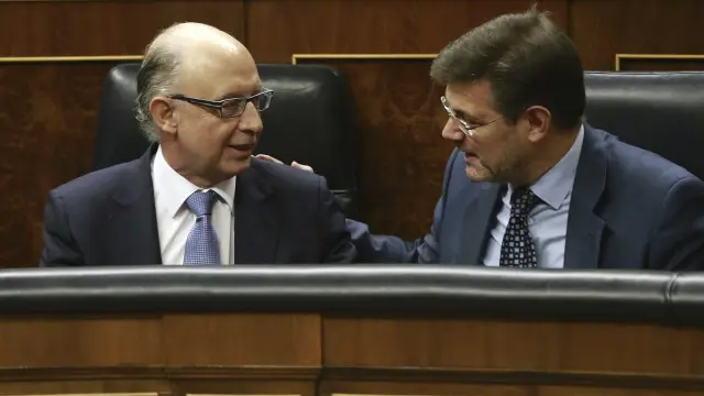 Los ministros de Hacienda, Cristóbal Montoro y Justicia, Rafael Catalá, en el Congreso de los diputados