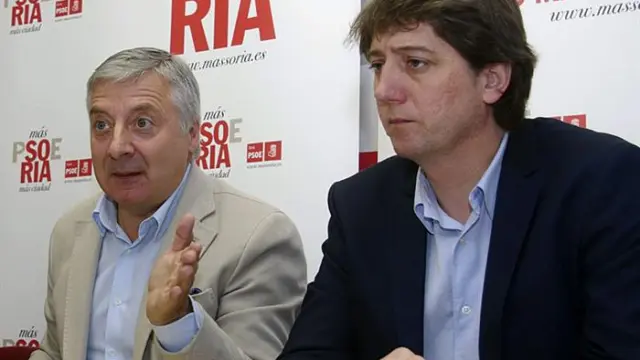 El eurodiputado socialista José Blanco (i) junto al candidato socialista a la Alcaldía de Soria, Carlos Martínez, durante su participación en una reunión de trabajo este viernes en Soria.