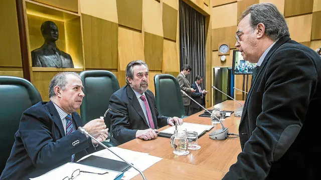 Belloch y el vicealcalde, Fernando Gimeno, conversan con el candidato socialista, Carlos Pérez.