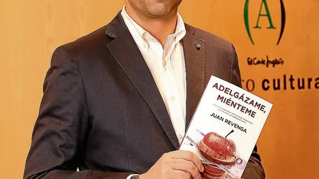 Juan Revenga, con su libro, 'Adelgázame, miénteme'.