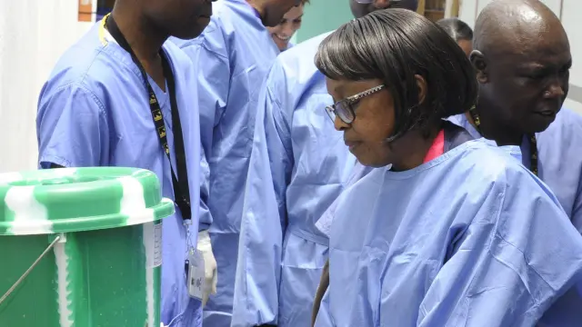 La directora de la OMS se lava las manos durante su visita a un hospital de Monrovia, en Liberia.