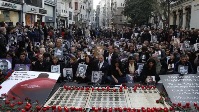 Turcos y armenios participan en un acto en conmemoración del centenario del genocidio cometido por el Imperio Otomano contra Armenia con fotografías de las víctimas.