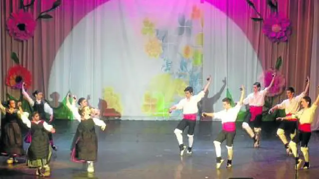 Los jóvenes de Baluarte bailaron la jota en el Teatro de Cultura de Borisov, donde obtuvieron un clamoroso éxito y un lleno total.