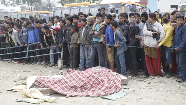 Los cadáveres yacen en las calles de Katmandú