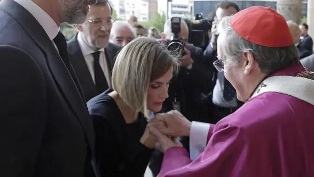 El cardenal arzobispo de Barcelona, Lluís Martínez Sistach, saludando a los Reyes