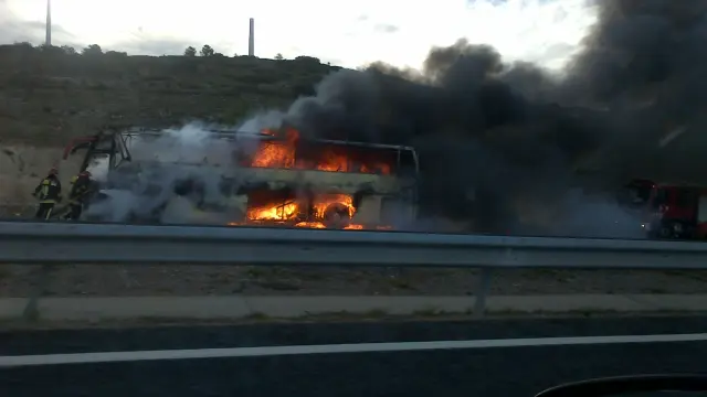 Autobús en llamas en la A23.