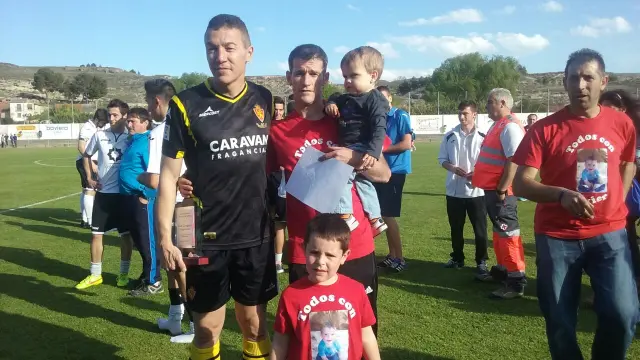 El veterano del Real Zaragoza, Xavi Aguado, junto al padre de Javier y el pequeño de Ariza.