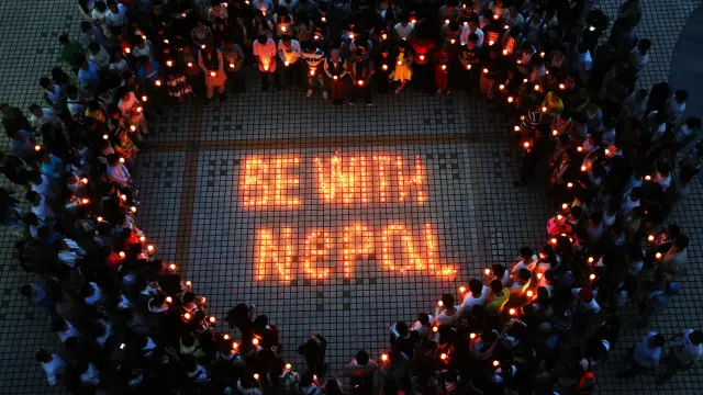 Vigilia por las víctimas del terremoto en Nepal