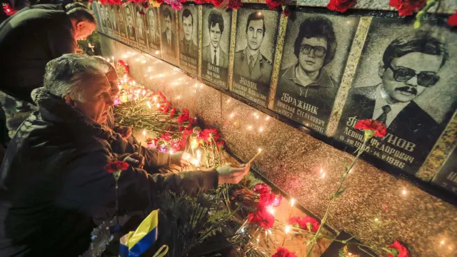 Varias personas encienden velas en recuerdo a los "likvidátor", los héroes que acudieron a sofocar el incencio y tapar las brechas del cuarto reactor de Chernóbil.