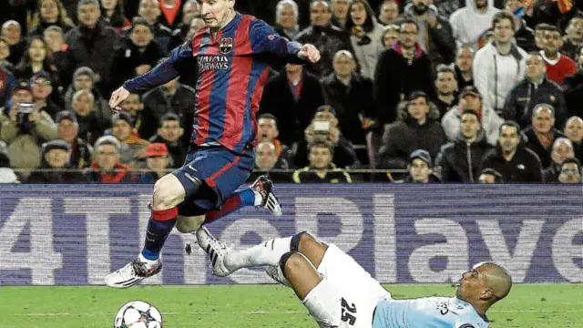 El argentino Leo Messi se marcha del brasileño Fernandihno, jugador del Manchester City.