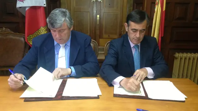 Firma del convenio entre Antonio Pardo (d) y  Paulino Herrero, alcalde de Navaleno