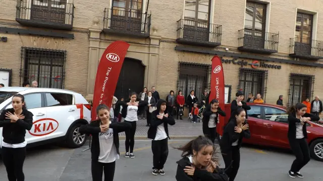 El grupo de 'hip hop' bailando frente al Teatro Olimpia.