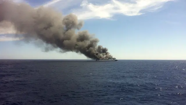 Imagen del ferry incendiado