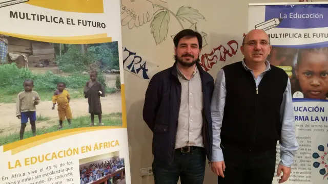 Jon Callejas, responsable de la Fundación Itaka, a la izquierda, y José Pablo Mur, responsable de Escolapios Barbastro.