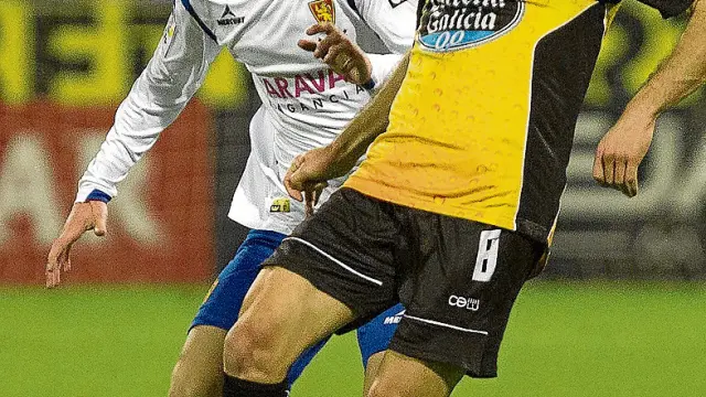 Sergio Gil pugna con Seoane, el sábado en su debut ante el Lugo.