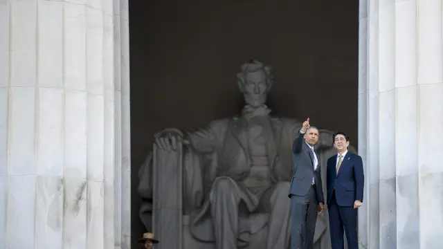 Obama y el primer ministro de Japón durante su visita al monumento a Abraham Lincoln.