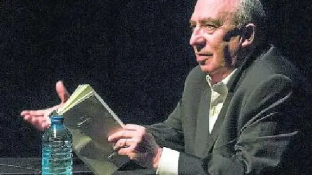 Ángel Guinda leyendo en el Teatro de la Estación.