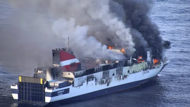 El ferry incendiado, este martes.