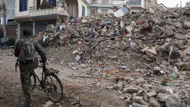 Una calle de Katmandú, devastada tras el terremoto