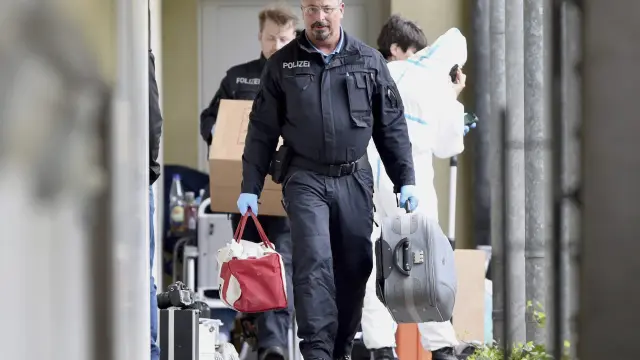Varios policías se marchan tras inspeccionar un apartamento de Oberursel, al oeste de Alemania.