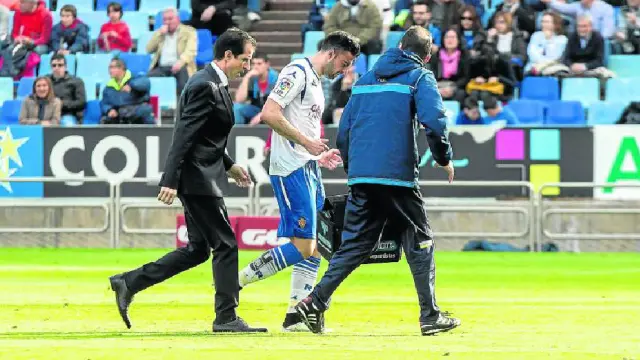 Diego Rico, atendido por el doctor Honorio Martínez y el fisio Míchel Román, en un momento del partido ante el Alcorcón.