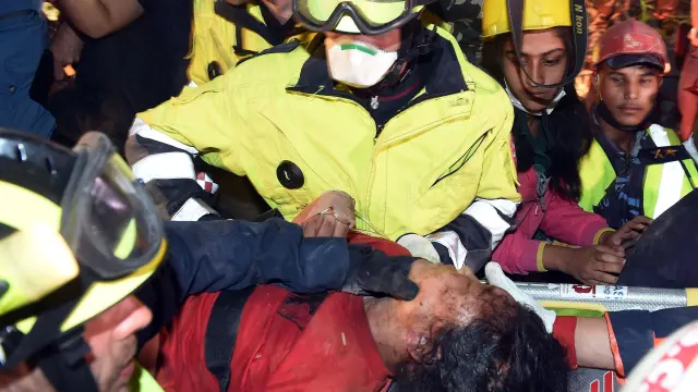 Chico de 15 años rescatado este jueves, cinco días después del terremoto en Nepal