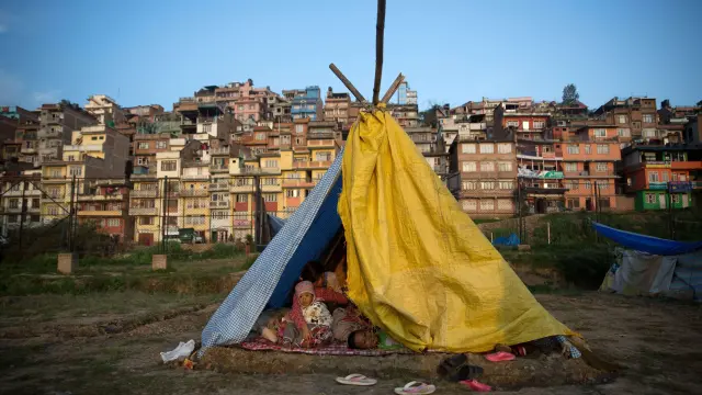 Los supervivientes de áreas remotas en Nepal piden con urgencia tiendas y lonas