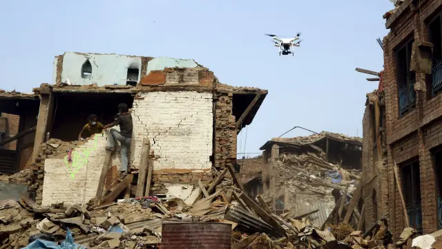 Un dron sobrevuela las ruinas de un barrio de Katmandú