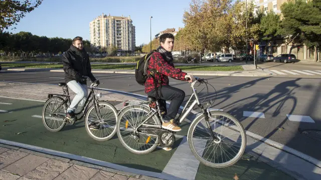 Dos ciclistas, en un carril bici de Zaragoza.