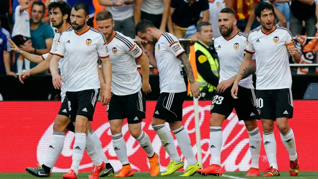 Andrés Parejo celebra junto a sus compañeros el gol